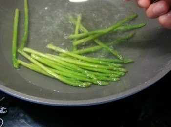 step7: 煮滾一鍋水,將配菜落於滾水中,加1茶匙海鹽,1茶匙油,半茶匙砂糖,水滾起計焯2分鍾後上碟備用(不要蓋上蓋,否則菜會變黃)今次我用泰國蘆筍做配菜)