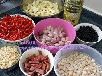 step2: 將金華火腿切片，加放入碟中，再加入1/2茶匙糖，隔水蒸10分鐘，備用;
元貝洗淨，用滾水略浸，再瀝乾水分;
準備好所有材料