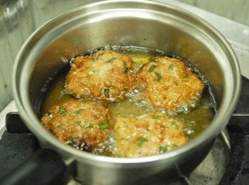 step4: 放入熱油鍋炸至金黃色，期間不停反轉魚餅，炸約3 -4分鐘即成！