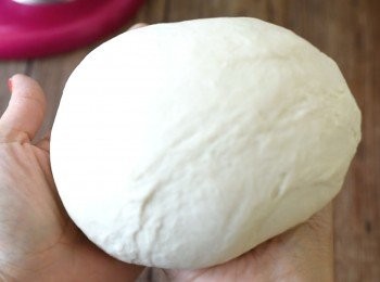 step2: 將麵糰放在灑有麵粉的枱上，大力搓8至10分鐘，至麵糰表面光滑有彈性