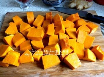 step3: 南瓜去皮去籽 , 蕃茄洗淨 , 分別將南瓜切大粒 , 蕃茄切件 , 薑連皮切片 , 紅棗去核