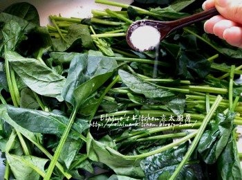 step1: 菠菜切去頂部 , 加少許鹽 , 水(浸過面)靜待10分鐘