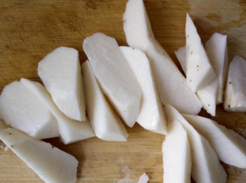 step2: 山藥洗淨去皮，切塊。