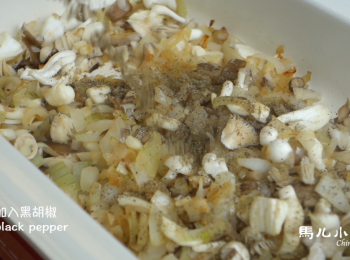 step6: 因為是黑胡椒口味，所以黑胡椒盡量加不要客氣