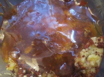 step3: － 加上所有醃料用攪拌器打成醬
*如果沒有攪拌器：
－蘋果去皮用磨薑器磨成蓉
－洋蔥去皮也是用磨薑器磨成蓉

**如果連磨薑器也沒有
－蘋果去皮用刀剁成蓉
－洋蔥去皮用刀剁成蓉
沒能切得太細也沒關係，煮的時候會化掉
