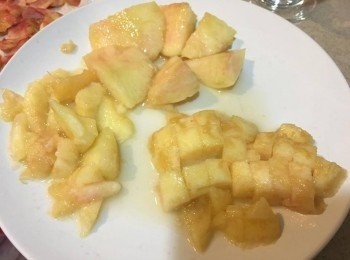 step1: 先將 1個蜜桃去皮，半個切細粒，半個用攪拌器打成蜜桃蓉，1個留起備用
