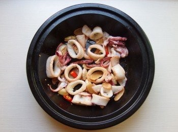 step3: 加入中捲及辣椒一起(使用中火)翻炒,將中捲表面都煎成焦香狀。