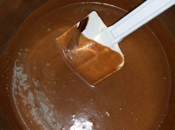 step5: 將第2既古古力醬慢慢倒入打好既淡忌廉中，攪混！