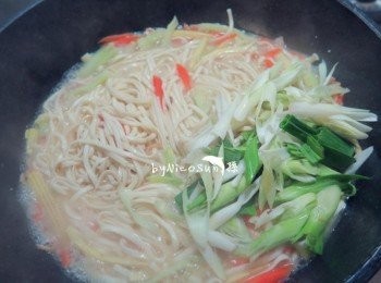 step6: 煮滾加入備用的麵條.最後再加入蒜苗拌勻
