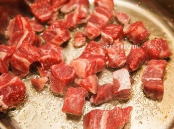 step2: 利用同一油鍋，將牛肉切塊後下鍋油煎。
