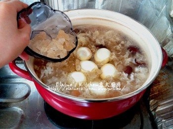 step6: 20分鐘後再加入雞蛋 , 冰糖拌勻用中火煮滾