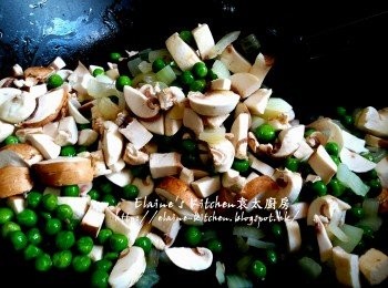 step7: 加入啡/白蘑菇及青豆拌勻用中火炒數分鐘