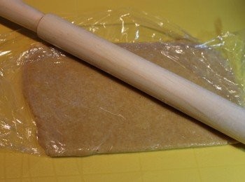 step3: 用保鮮紙包著把一部份麵糰成長方形，然後用麵粉掍在上面轆至5毫米厚