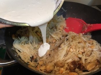 step9: 倒進粘米粉水繼續快炒2-3分鐘至兩者完全混合。