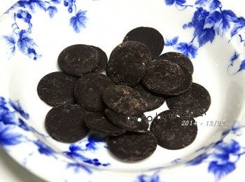 step5: 在《黑眼豆豆》裡面，我放的是這種《苦甜鈕釦巧克力》
這是上次跟自家大姐分裝回來的
我都把它密封裝好丟冷凍庫
一個不小心就很容易把它給遺忘了
這兩天天氣轉冷，突然好想來個高熱量的甜食
於是就想起了這些鈕釦巧克力來了

巧克力本身帶點苦味，微甜不膩很是好吃喔~