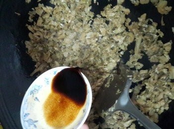 step7: 原鍋燒熱、將梅菜倒入炒乾身落糖、生抽、老抽和花雕酒炒兩分鐘後盛起