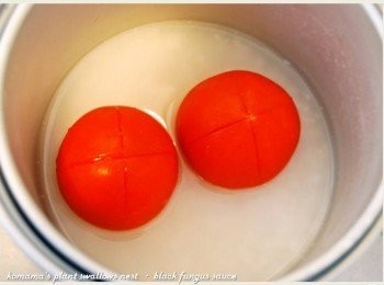 step2: 白米與水一同放入鍋中，牛番茄與底部切十字後也放入。