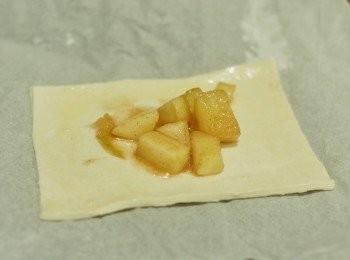 step5: 將蘋果餡料放在酥皮中間，周邊塗少許蛋液，然後對摺