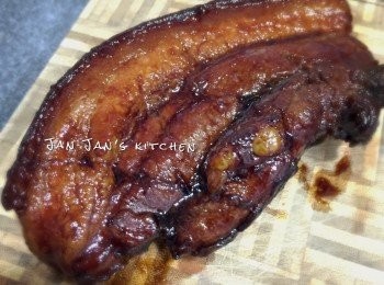 step4: 取出五花肉切片備用，電飯鍋內夾走蔥頭等只餘下汁液，下生粉水繼續煮至收汁，收汁到8成將腩片放回，下點黑糖，繼續煮至汁杰即可。