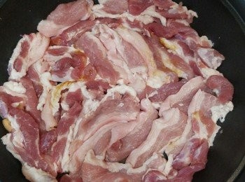 step4: 鍋內先掃少許油，舖上腩肉。