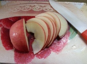 step2: 蘋果切開兩邊,用細匙羹挖去蘋果中間芯部份,再切薄片