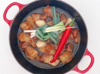 step3: 倒入米酒煮滾後,煮至酒精揮發,放入辣椒及蔥段。蓋上鍋蓋轉小火慢燉約1小時又20分鐘(過程中需不時察看,稍微翻動一下肉塊,如水份不足再加一點米酒做調整,煮至喜歡的熟度)或用電鍋(外鍋放2杯水,跳起後再放一杯水繼續燉煮)即可。