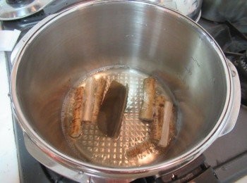 step2: 取快鍋,放入步驟1,糖,昆布片及水蓋鍋蓋加壓20秒鐘熄火待洩壓.