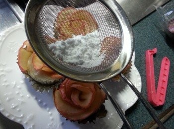 step10: 焗爐預熱180度10分鍾,將蘋果花焗25-30分鐘,略為灘凍,灑上少許防潮糖霜即可