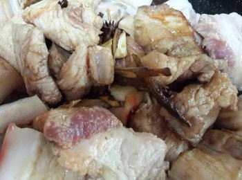 step3: 步驟1加入步驟2後倒入適量醬油及胡椒粉少許糖拌炒一下