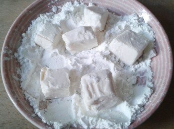 step2: 將豆腐放入調味粉中拌勻