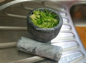 step2: 蒜粒，芫茜莖用樁樁躝