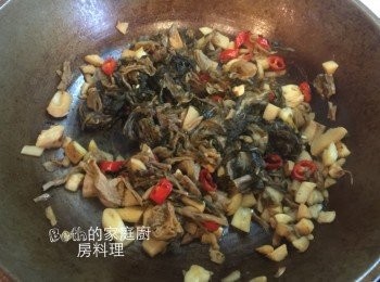 step3: 沙拉筍切丁、辣椒切小段、蒜粒切末、梅干菜洗淨切小段；炒鍋中加入五花肉剩下的油，依序放入蒜粒、辣椒、筍丁、梅干菜、蠔油、酒、胡椒粉炒3分鐘