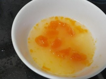 step4: 咸蛋，將蛋黃剪碎