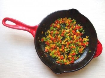 step5: 再加入彩色甜椒丁一起拌炒,加少許海鹽及黑胡椒做調味,起鍋前倒入少許的大蒜風味醬油(或義大利葡萄酒醋)撒上羅勒末及巴西里末拌炒一下即完成。