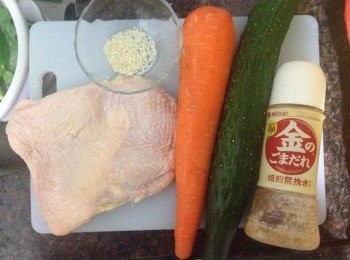 step1: 雞脾肉洗淨去皮,用廚房紙印乾。　然後用鹽及白胡椒醃約２０分鐘。