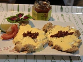 step4: 起司融化後，放上一點魚卵辣椒