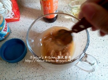 step7: 煮雞蛋期間將花生醬放入碗內 , 加入凍熟油及麻油拌勻成麻醬備用