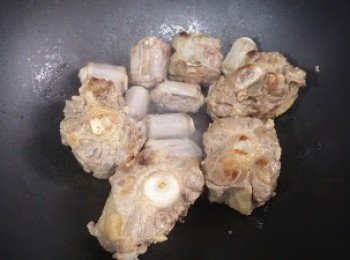 step3: 開鑊落油，先中細火煎香牛尾4邊，盛起備用