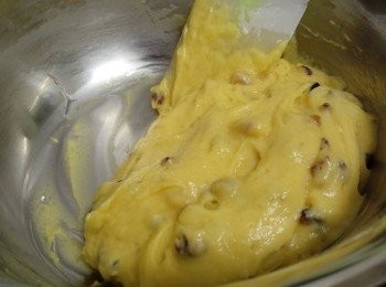 step2: 加入已篩的粉類拌至無粉粒即可（切勿過度攪拌喔～），最後加入乾果拌勻