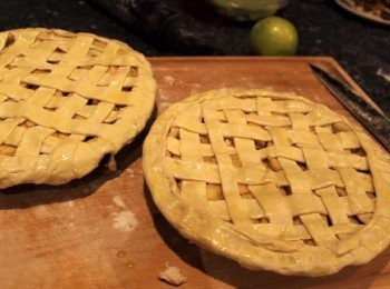 step5: 蓋上一半的<span class="group_2">派皮</span> 裝飾成自己喜歡的樣子 (格子, 辮子, 葉子, ...) 刷上蛋汁 放入烤箱烤至<span class="group_2">派皮</span>金黃 約40分鐘