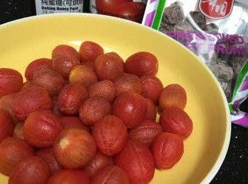 step1: 小蕃茄底部畫上十字，放入滾水煮約10秒，盛起，放入冰水中，去皮。