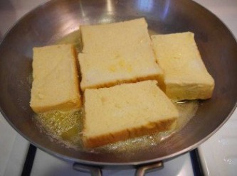 step3: *平底煎鍋下奶油與橄欖油中小火加熱。
*轉小火放入吐司。煎2-3分鐘即可翻面再煎2-3分鐘~