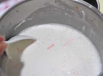 step4: 先以5杯冷水(800g)+蘿蔔糕粉拌勻