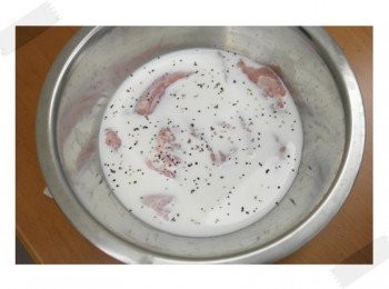 step1: 首先將<a href="https://bit.ly/3EZL8dD" target="_blank" data-keyword="雞胸" class="guide-link"><strong>雞胸</strong></a> <span style="display:inline-block;vertical-align:middle;margin-top:-3px;color:initial;border-radius:3px;padding:2px 3px;font-size:12px;line-height:14px;background:#87d300;color:#fff;">即買</span> 肉切成條狀~~雞柳條的形狀!! 並且倒入牛奶..鹽及黑胡椒!!! 一起醃約20分鐘!!