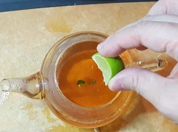 step5: 用熱水浸茶包1分鐘後，拿出茶包，將其餘<span class="group_2">湯汁</span>料加入，拌勻，冷藏備用。