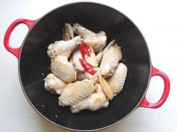 step3: 當薑片煸出香氣有點捲曲狀時,加入雞翅煎至兩面焦香狀