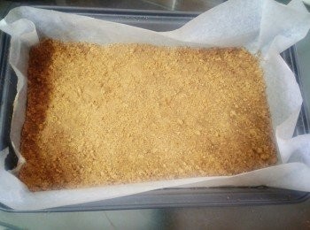 step1: 餅底做法： 先壓碎消化餅，將40克奶油隔水加熱溶化，再與餅碎拌勻。鋪在蛋糕模內，用手壓實，放入冰箱30分鐘備用