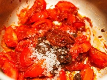 step3: 再來加入冰糖、沙茶醬與辣豆瓣醬拌炒；利用Lagostina樂鍋史蒂娜快鍋本身不鏽鋼材質的耐高溫特性，把材料拌炒出香氣出來。