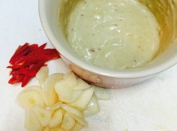 step2: 指天椒去籽斜切，蒜頭切片，腐乳和腐乳汁拌勻成醬汁。