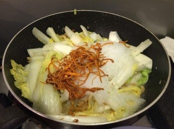 step4: 加入蟲草花和粉絲，加蓋多煮約5-8分鐘，就完成！